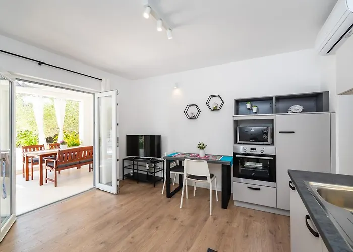 By The Sea Mandre, Pag - 13015 Колан